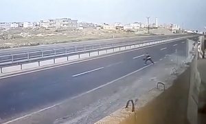 【動画】クルド密輸業者の車を止めようとした警察官、もろにはねられてしまう。