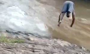 川に飛び込んだ男性が行方不明となった事故の映像が公開される。