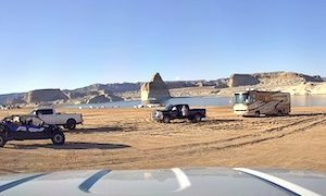 【動画】3台連結パワーでスタックしたバスを救おうとした結果（ノ∇`）