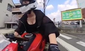 【東京】クラッチ操作が怪しいバイク女子、低速走行で転倒してしまう。