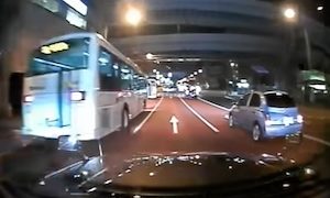 痛ぁ〜い。事故って乗客のお姉ちゃんをぶっ飛ばしたタクシーのドラレコ。
