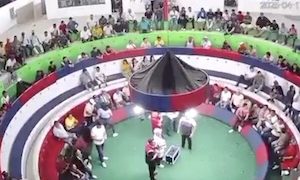 【動画】エクアドルの闘鶏場で無差別殺人強盗、11人を殺害し2万ドルを奪う。