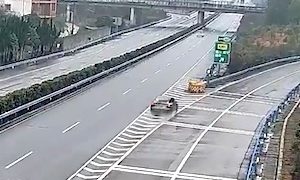 【事故】高速道路の出口分岐でぶっ飛んでしまったテスラ・モデルYの映像。