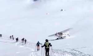 この飛行機に何が？登山者の隙間を抜ける危険な飛行機の映像。
