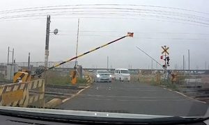 【動画】仙台の踏切で無茶するプリウスが撮影される。