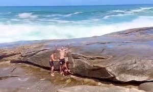 度胸試し。ブラジルの海岸で危険な遊びをする少年たちの映像。