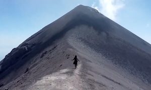 フエゴ山が噴火する瞬間を完璧なタイミングで捉えた空撮映像。