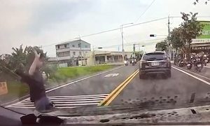【動画】小走り横断おばさんvsすり抜けバイク(´･_･`)