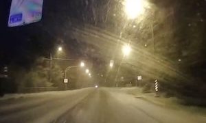対向車のライトに隠された巨大な障害物に突っ込んでしまうドラレコ。