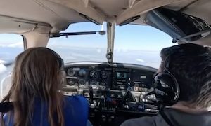 【動画】ギリギリ。アメリカの上空で2機の飛行機がニアミス。