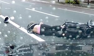 【福岡】Uターンしようとしたタクシーがバイクをぶっ飛ばすドラレコ(´･_･`)