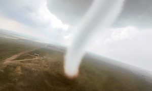 竜巻の渦の中に突入するドローンからの映像がすごい。