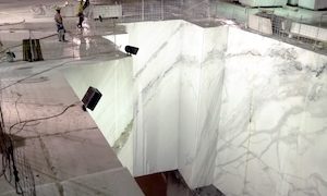 「天井落とし」大きな大理石を切り落とす動画が面白い。