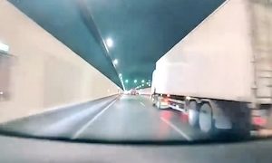 これは予測できない。高速道路のトンネル内で発生したびっくり事故の映像。