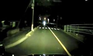 【島根】街灯のない夜道のど真ん中に突っ立っていた男性をはねてしまうタクシーの車載。