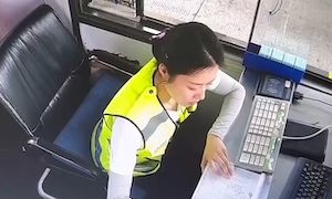 【動画】料金所のお姉さんが飛び上がるほど驚いた出来事とは。