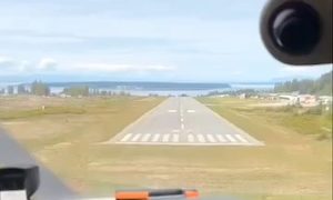 危機一髪。1つの滑走路に2つの飛行機が同時に着陸しようとする事故。