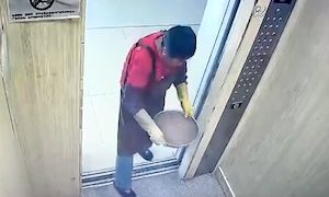 エレベーターで信じられない事をするおばあさんが撮影される。