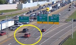 【動画】分岐を通り過ぎてしまった車が原因で大きな事故になってしまうハイウェイカメラ。