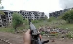 【神業】飛来するドローンをAK-74で撃墜する兵隊さんがすごい動画。