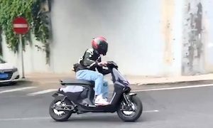【衝撃】カーブを曲がりきれなかったバイクが壁に突っ込んでしまう事故。