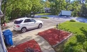 【動画】シカゴで走行中のトラックが爆発し近くの家屋が倒壊の恐れ。