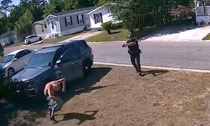 ハサミを持って向かってきた男をパトカーではねて射殺した警官の映像。