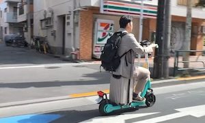 大きな荷物を持ってLUUPに乗るヤツが早稲田通りで目撃されるｗｗｗ