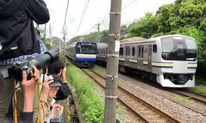 【動画】撮り鉄さん、目当ての電車が隠れて「死ねー」を連発してしまう(´･_･`)