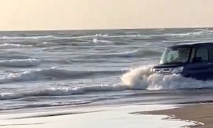 千里浜なぎさドライブウェイで無茶する軽自動車が撮影される。