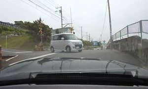 どちらが譲るべき？鎌倉の変な道で詰まってしまうドラレコ動画。