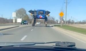 【動画】道路を走っていた巨大マシーンの真下をくぐり抜けてみた。