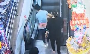 【動画】エスカレーターで家族4人が大変な事になってしまう(°_°)