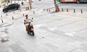 【動画】これは辛い。歩道走行の電動スクーター乗りに起きた不幸な出来事。