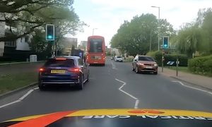 【動画】交通量のある市街地を器用に走る緊急走行車両のドラレコ。