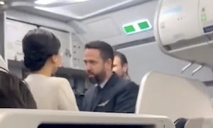 【動画】飛行機のエコノミークラスに乗る佳子様、盗撮されてしまう。