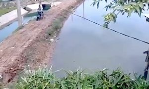 【動画】凧揚げの事故。電線に引っかかった凧を回収しようとして感電。