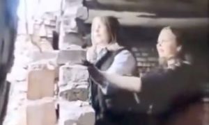 建物の壁でブロック崩しをしていた少女2人が亡くなった事故の映像が公開される。