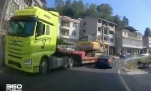 載せてるだけ？ブレーキを踏んだトレーラーが重機を落としてしまう事故。