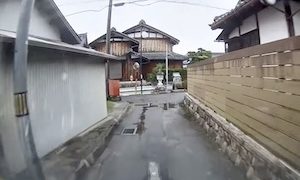 「ああ゙ー！」これは防げた出会い頭の事故。慣れた道こそ注意が必要。