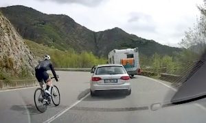 【動画】ロードバイクと自動車の追い越しが被ってしまう危ない車載。