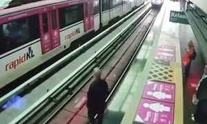 女性専用車両乗り場で人身事故。ホームから落下した男性が轢かれてしまう。