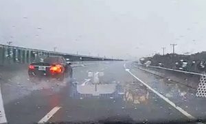 【動画】大雨の中、馬鹿みたいに煽り運転していたベンツが壁に刺さるｗｗｗｗｗ