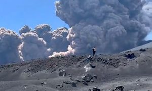 【動画】エトナ山噴火による火砕流が発生して登山客らが大ピンチに。