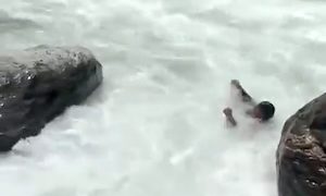 川の事故。流れの早い川で遊んでいた少年が行方不明となった40秒動画。