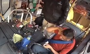 水筒で殴られたバスの運転手が亡くなった事件の映像が公開される。