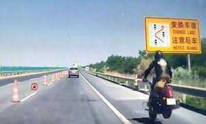 【動画】路肩走行で追い越しを仕掛けたバイク乗りが残念な事に（ノ∇`）