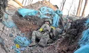 ロシア兵が潜む塹壕へ攻撃を仕掛けるウクライナのヘルメットカム。