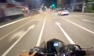 「ああっ！」大きな通りで他車をごぼう抜きしていたバイク乗りが(@_@;)
