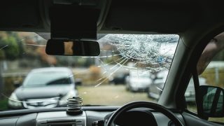【悲報】車、『とんでもない物』と衝突してしまった結果・・・・